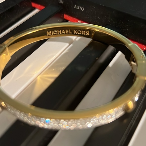 Michael Kors Bracelet 8 Inches Round 🔥 - Picture 3 of 7